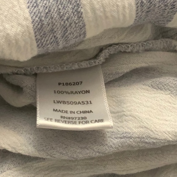 Absolutely FAMOUS white/grey stripe blouse. 2X - Picture 4 of 4